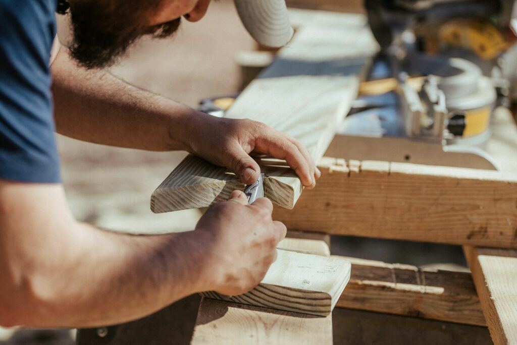 Artisan travaillant le bois pour une terrasse