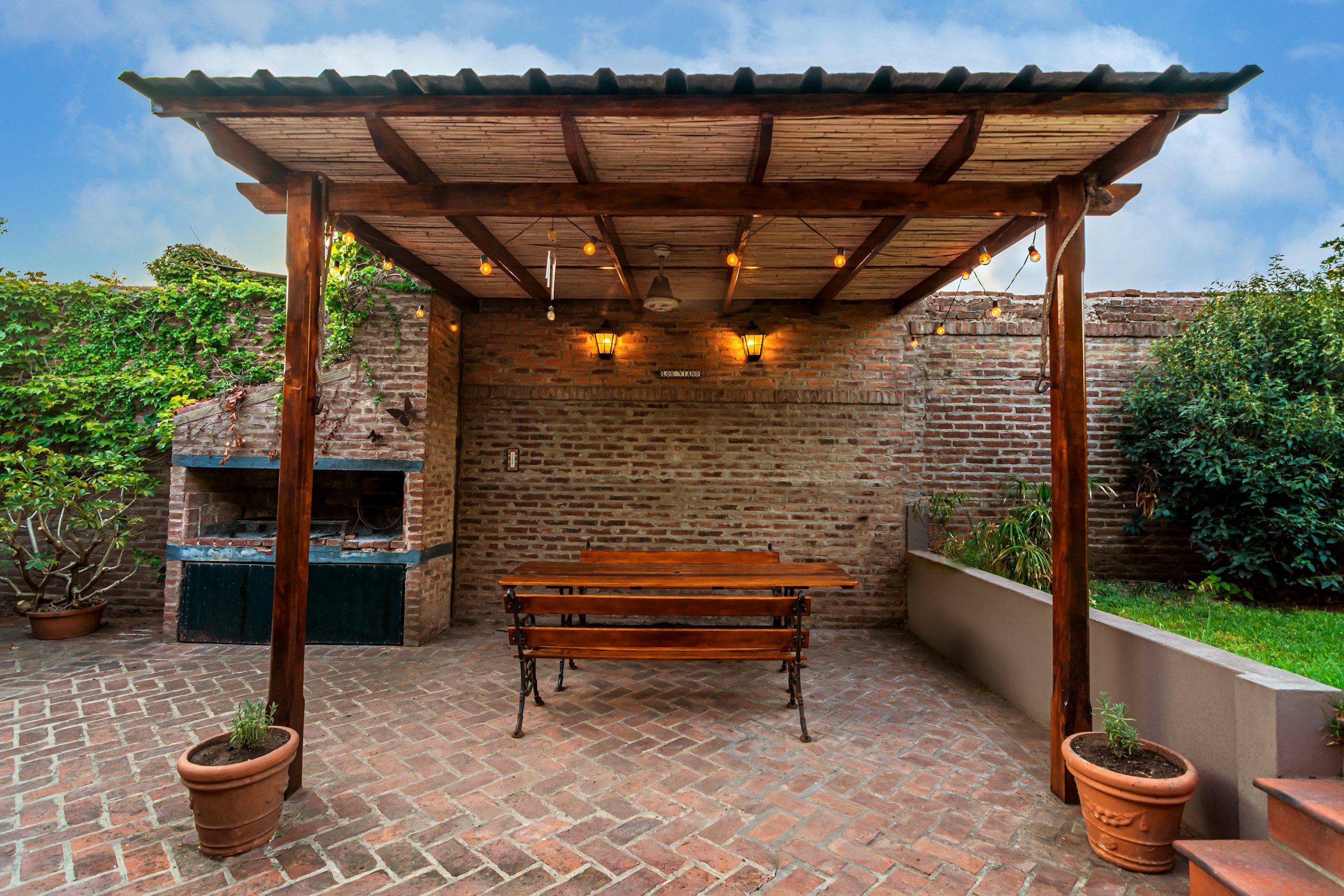 Banc en bois sous une pergola en bois