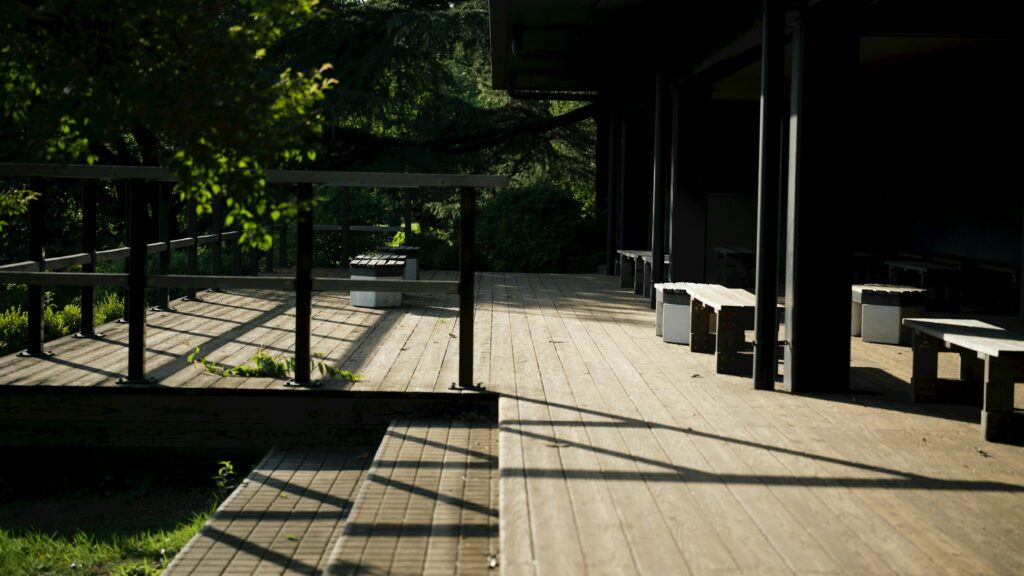 Terrasse en bois contemporaine avec marches et bancs