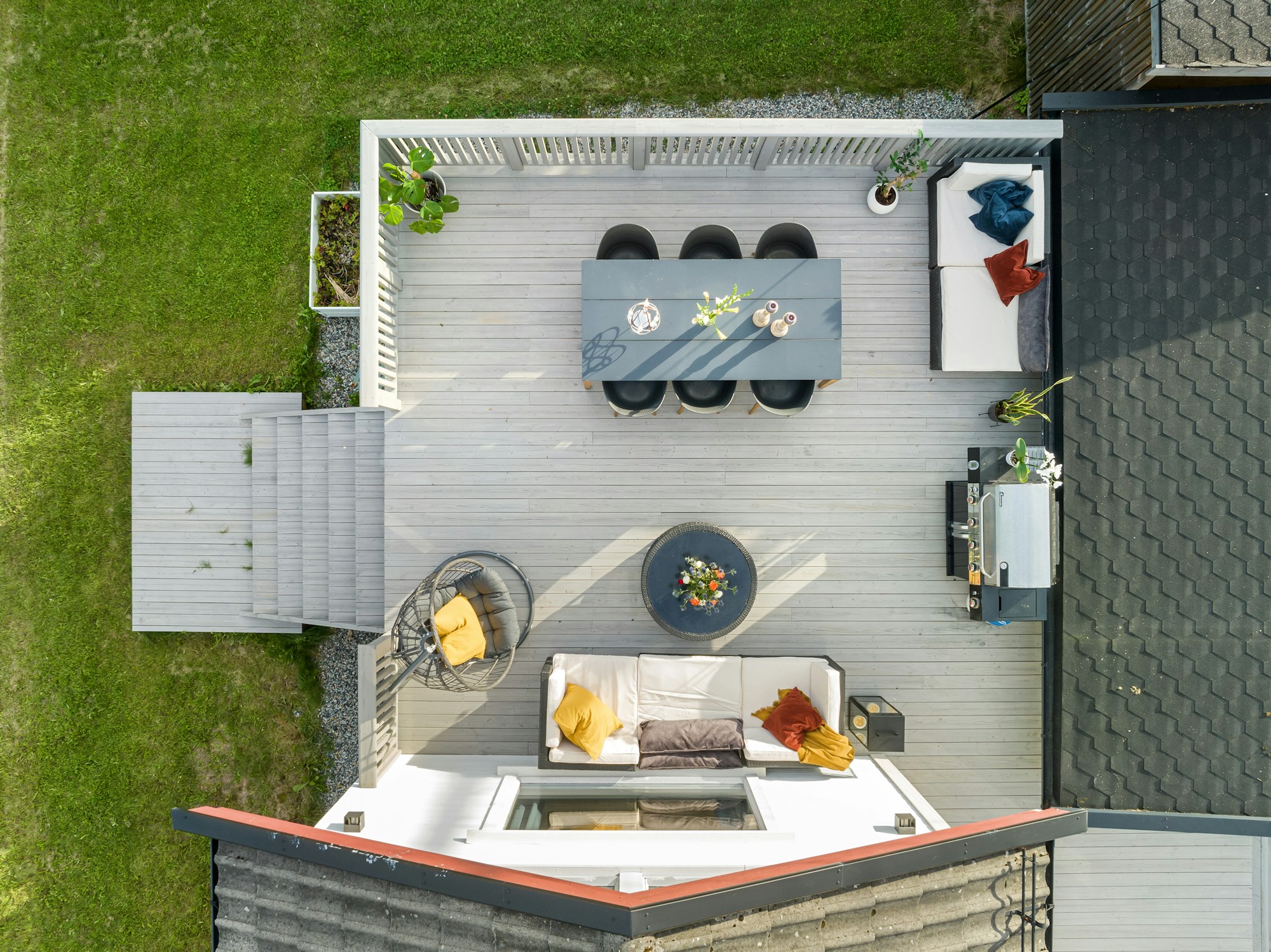 Vue aérienne d'une terrasse en bois contemporaine aménagée dans un jardin
