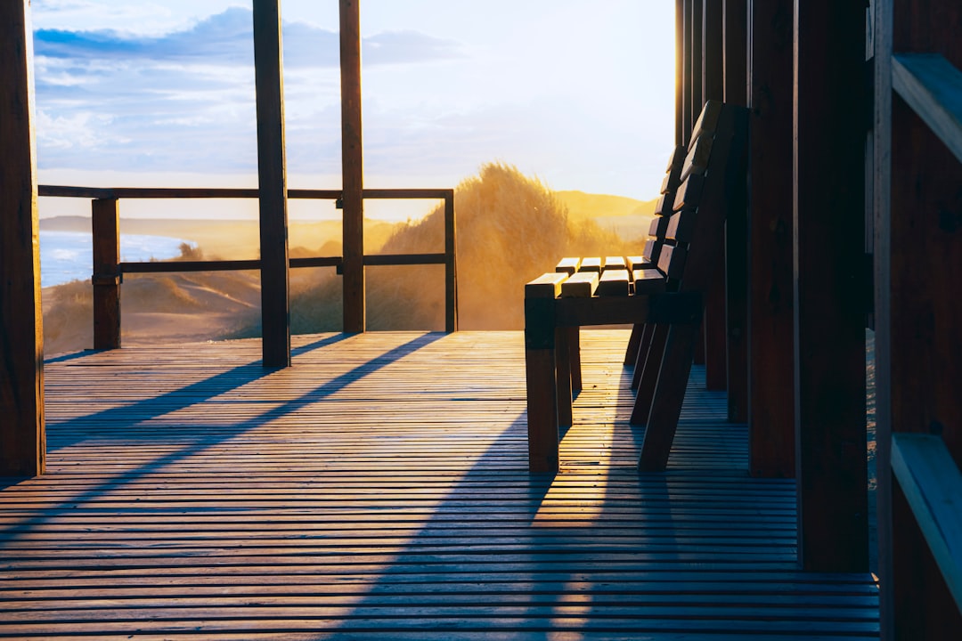Terrasse bois naturel avec vue panoramique à l'heure dorée