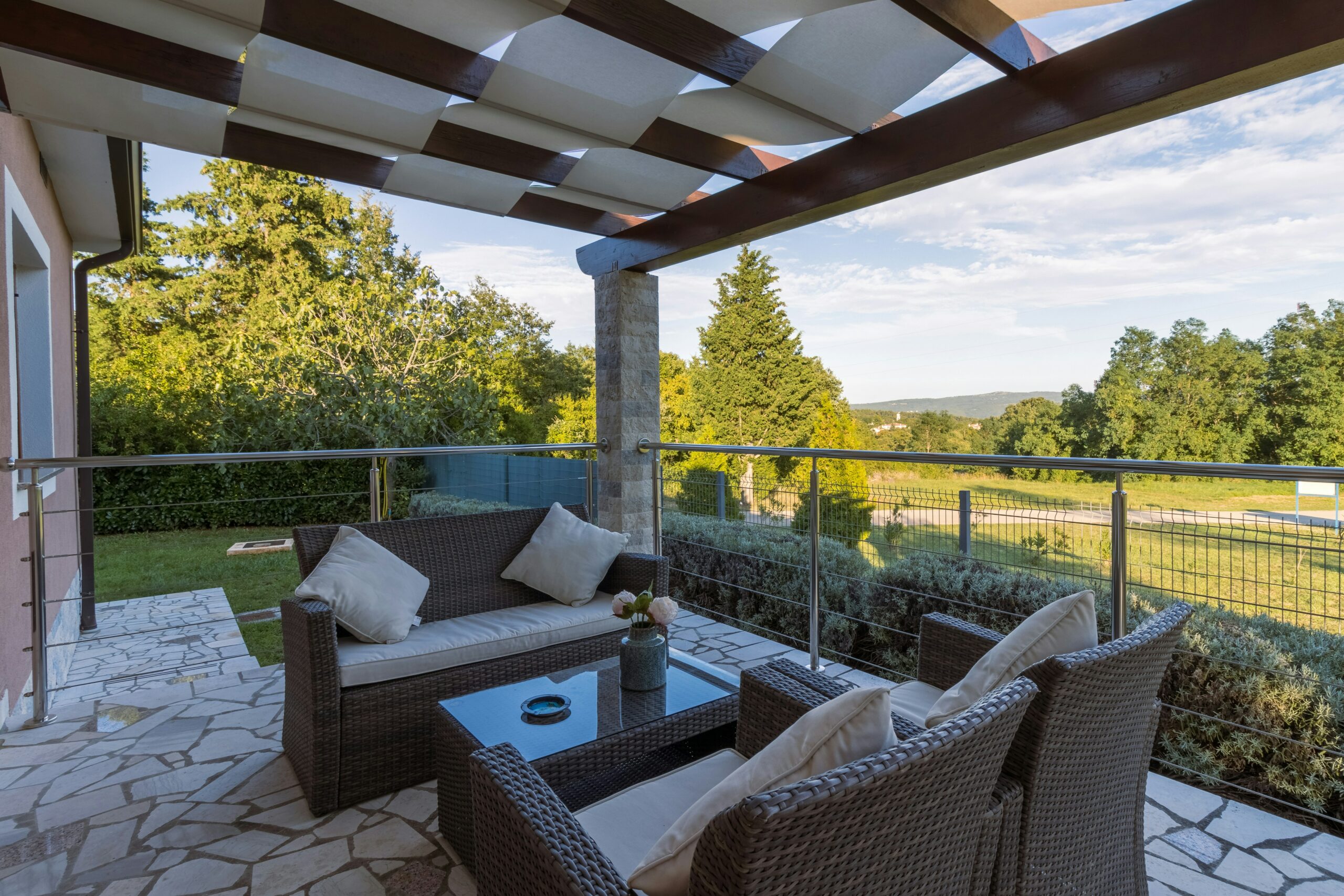 Terrasse en bois d'une villa avec salon extérieur et vue panoramique