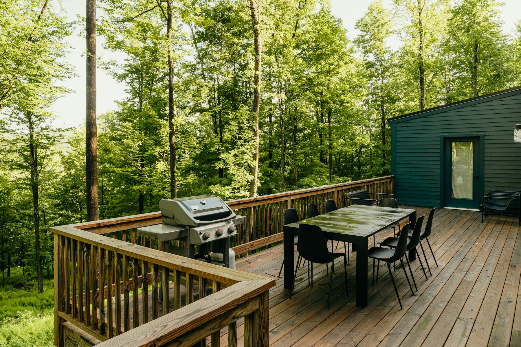 Terrasse en bois de pin autoclave avec garde-corps et mobilier extérieur
